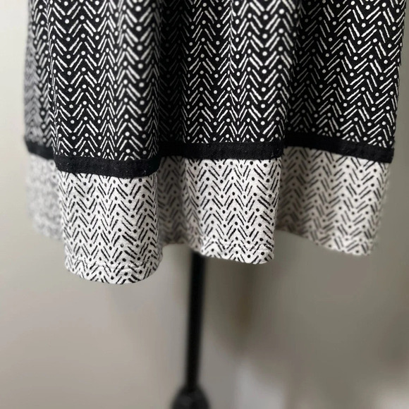 Ellen Tracy, company, M, geometric print, scoop neck w/attached bow contrast hem - Picture 3 of 8